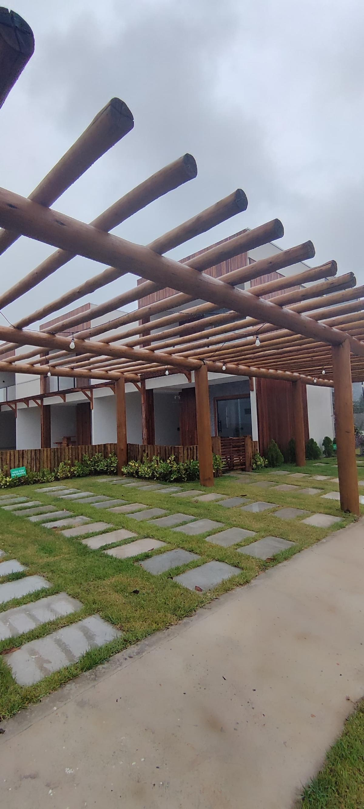 Bangalo Duplex com 2 Quartos sendo 1 Suíte a poucos Metros do Mar em Praia de Guaratiba, Prado - Bahia - Imóveis Estruturar Empreendimento Imobiliários